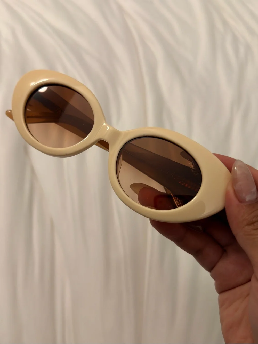 DEZI White Oval Sunglasses with Brown Gradient Lenses